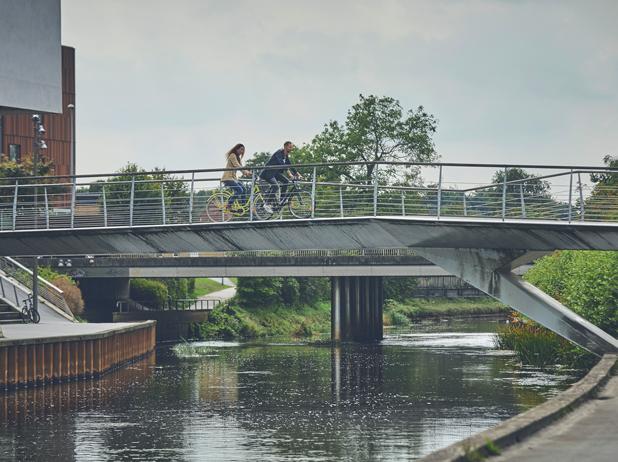 Par der cykler på bro over Storå